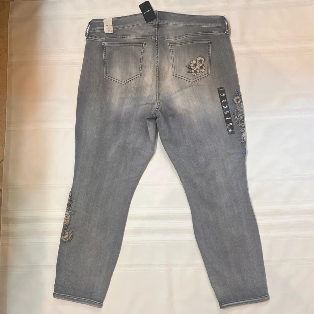 💥SALE💥 $32 Torrid Ankle Skinny Gray Floral Embroidered Jeans NWT Sz 16R - Picture 3 of 16